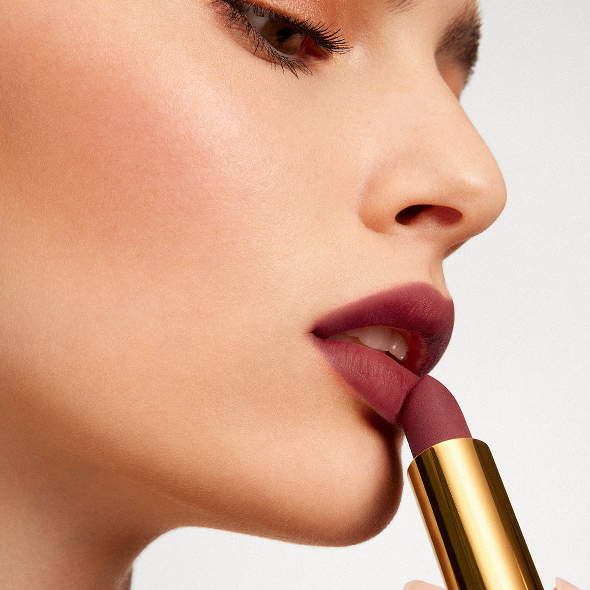 FABULOUS KISS LIPSTICK BLUR MATTE (LABIAL EFECTO MATE)